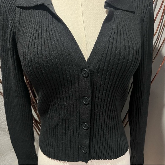 🍒AERIE BLACK RIBBED COLLARED V-NECK CARDIGAN SWEATER SIZE SMALL🌺 - Picture 2 of 4